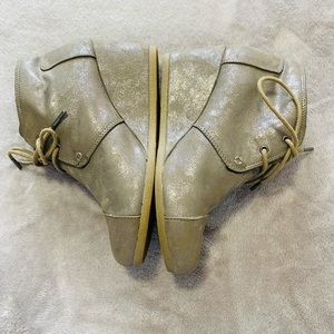Tom’s wedges super cute with slightly gold shimmer in good condition!